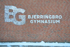 BG logo på væg i sne