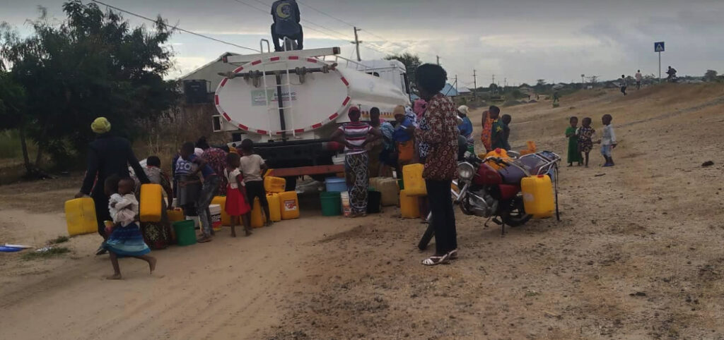 Landsbybeboere henter vand ved vandtankvogn